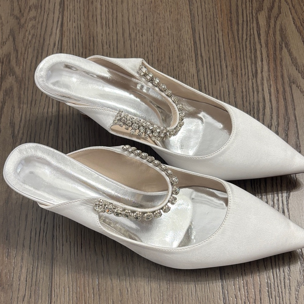 Elegant White Women's Shoes with Rhinestone Detail